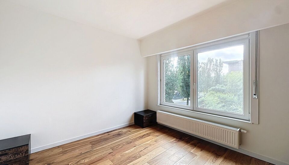 Dit volledig gemeubileerde duplex penthouse combineert comfort met functionaliteit en biedt alles wat u nodig heeft voor een aangename woonervaring. Met een ruim zuid-gericht dakterras, eigen tuin, autostaanplaats, box, zolder en vier slaapkamers. De ruim