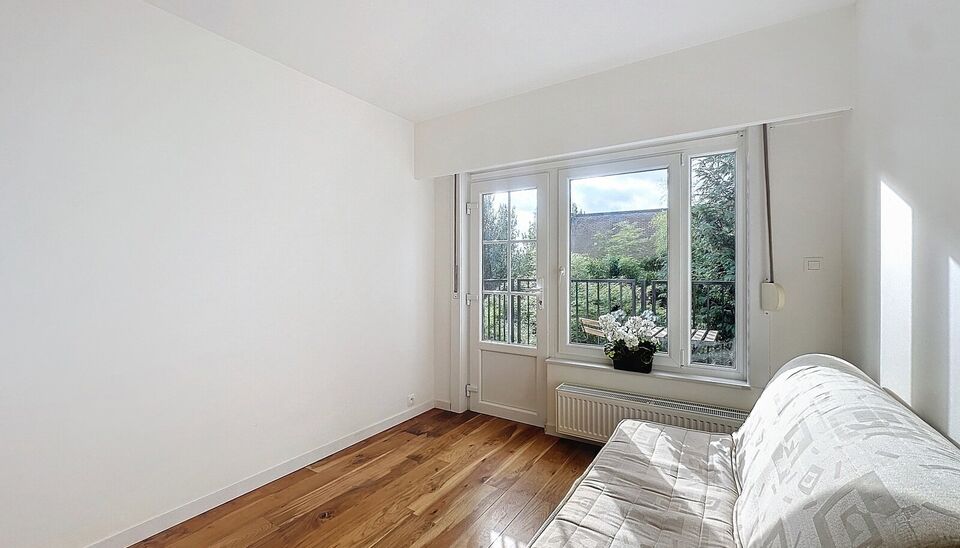 Dit volledig gemeubileerde duplex penthouse combineert comfort met functionaliteit en biedt alles wat u nodig heeft voor een aangename woonervaring. Met een ruim zuid-gericht dakterras, eigen tuin, autostaanplaats, box, zolder en vier slaapkamers. De ruim