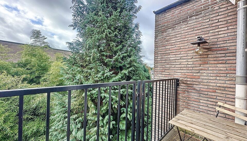 Dit volledig gemeubileerde duplex penthouse combineert comfort met functionaliteit en biedt alles wat u nodig heeft voor een aangename woonervaring. Met een ruim zuid-gericht dakterras, eigen tuin, autostaanplaats, box, zolder en vier slaapkamers. De ruim