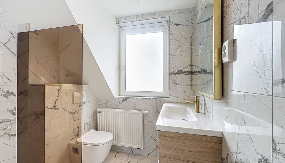 Dit volledig gemeubileerde duplex penthouse combineert comfort met functionaliteit en biedt alles wat u nodig heeft voor een aangename woonervaring. Met een ruim zuid-gericht dakterras, eigen tuin, autostaanplaats, box, zolder en vier slaapkamers. De ruim