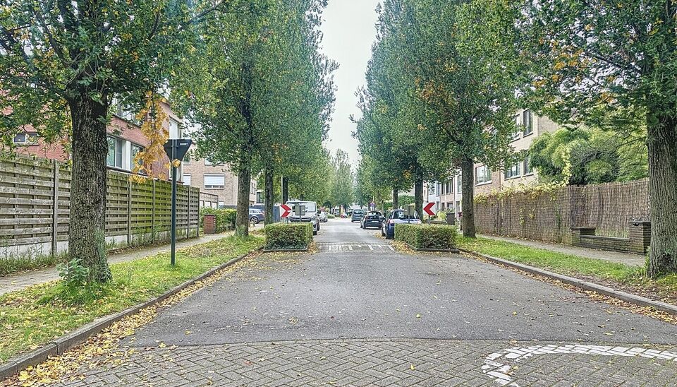 Dit volledig gemeubileerde duplex penthouse combineert comfort met functionaliteit en biedt alles wat u nodig heeft voor een aangename woonervaring. Met een ruim zuid-gericht dakterras, eigen tuin, autostaanplaats, box, zolder en vier slaapkamers. De ruim