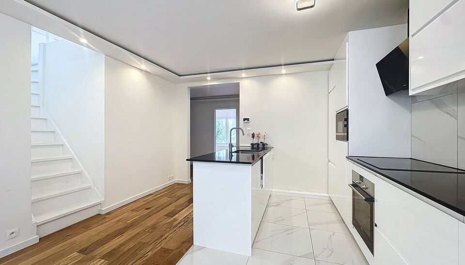 Dit duplex penthouse combineert comfort en functionaliteit en biedt alles voor een aangename woonervaring. Met vier slaapkamers, een priv&eacute; tuin, een ruim zuidgericht dakterras en tal van praktische extra&rsquo;s is dit de ideale woning voor wie ruimte en lic