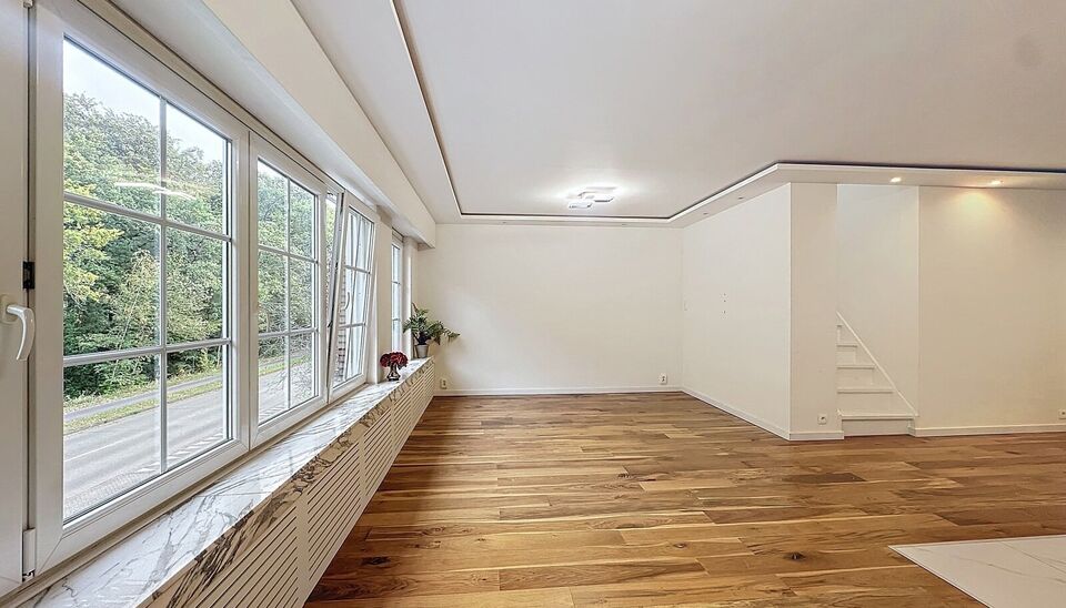 Dit duplex penthouse combineert comfort en functionaliteit en biedt alles voor een aangename woonervaring. Met vier slaapkamers, een priv&eacute; tuin, een ruim zuidgericht dakterras en tal van praktische extra&rsquo;s is dit de ideale woning voor wie ruimte en lic