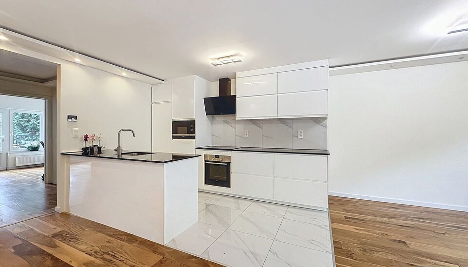 Dit duplex penthouse combineert comfort en functionaliteit en biedt alles voor een aangename woonervaring. Met vier slaapkamers, een priv&eacute; tuin, een ruim zuidgericht dakterras en tal van praktische extra&rsquo;s is dit de ideale woning voor wie ruimte en lic