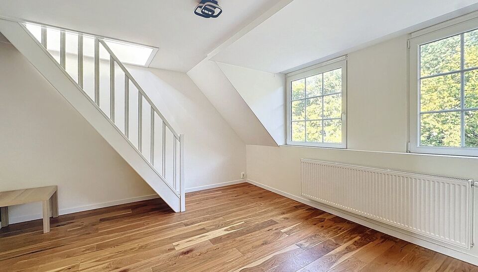 Dit duplex penthouse combineert comfort en functionaliteit en biedt alles voor een aangename woonervaring. Met vier slaapkamers, een priv&eacute; tuin, een ruim zuidgericht dakterras en tal van praktische extra&rsquo;s is dit de ideale woning voor wie ruimte en lic