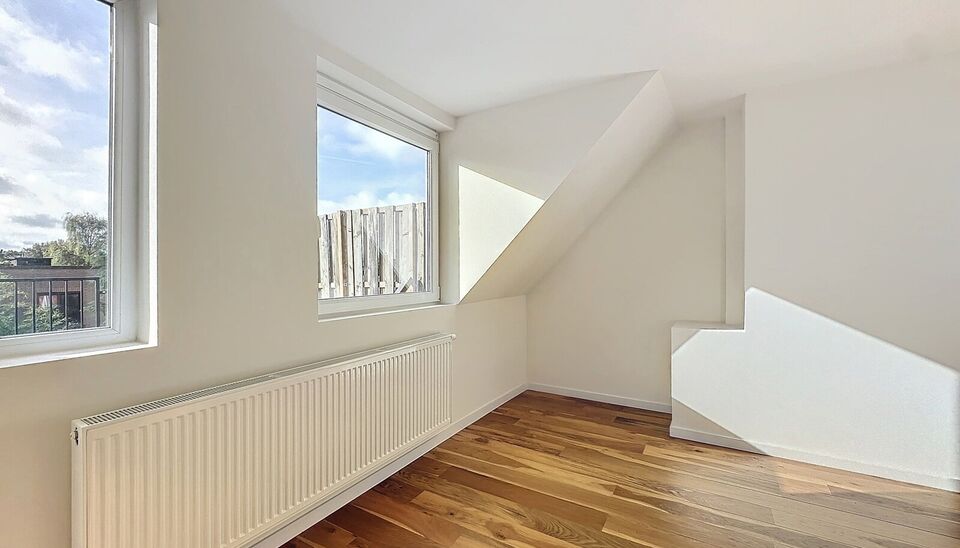 Dit duplex penthouse combineert comfort en functionaliteit en biedt alles voor een aangename woonervaring. Met vier slaapkamers, een priv&eacute; tuin, een ruim zuidgericht dakterras en tal van praktische extra&rsquo;s is dit de ideale woning voor wie ruimte en lic