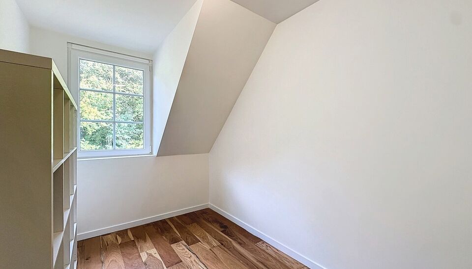 Dit duplex penthouse combineert comfort en functionaliteit en biedt alles voor een aangename woonervaring. Met vier slaapkamers, een priv&eacute; tuin, een ruim zuidgericht dakterras en tal van praktische extra&rsquo;s is dit de ideale woning voor wie ruimte en lic