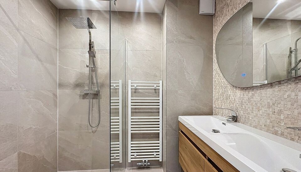 Dit duplex penthouse combineert comfort en functionaliteit en biedt alles voor een aangename woonervaring. Met vier slaapkamers, een priv&eacute; tuin, een ruim zuidgericht dakterras en tal van praktische extra&rsquo;s is dit de ideale woning voor wie ruimte en lic