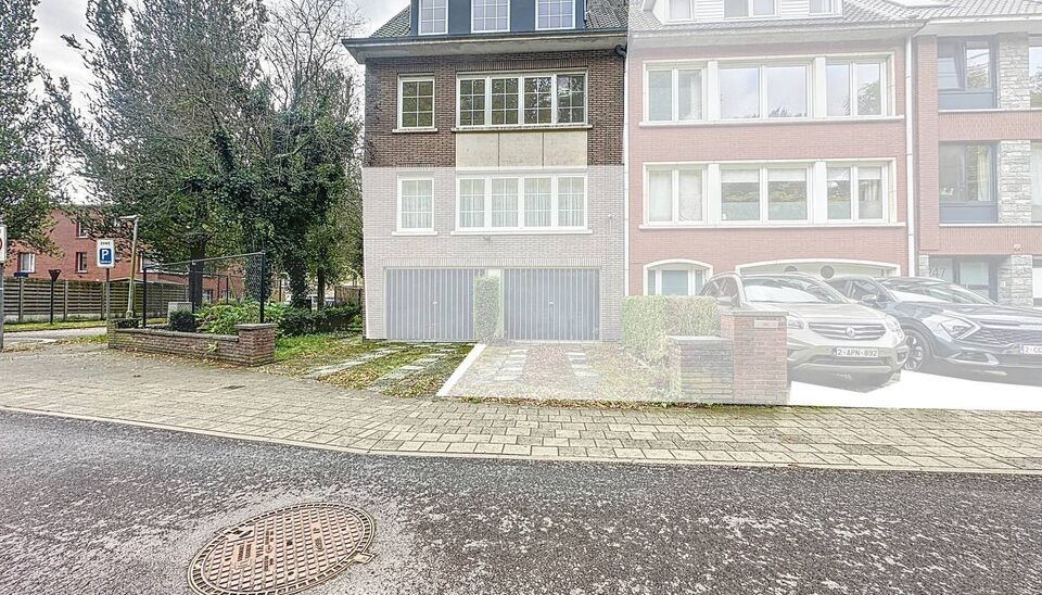 Dit duplex penthouse combineert comfort en functionaliteit en biedt alles voor een aangename woonervaring. Met vier slaapkamers, een priv&eacute; tuin, een ruim zuidgericht dakterras en tal van praktische extra&rsquo;s is dit de ideale woning voor wie ruimte en lic