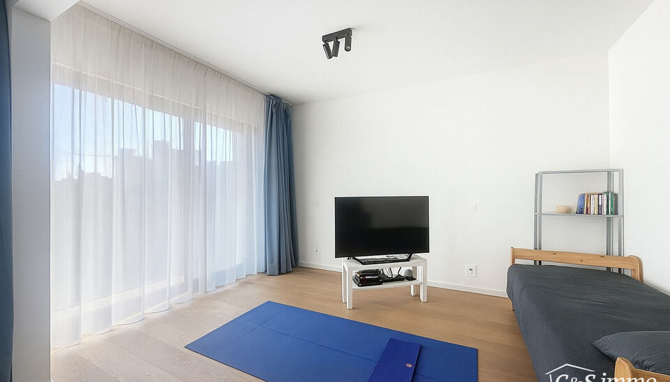 Dit stijlvol afgewerkt studioappartement op de derde verdieping combineert comfort, licht en een topligging op een boogscheut van het MAS en het bruisende Eilandje. 
De leefruimte met open keuken (32 m²) is volledig voorzien van hoogwaardige parketvloere