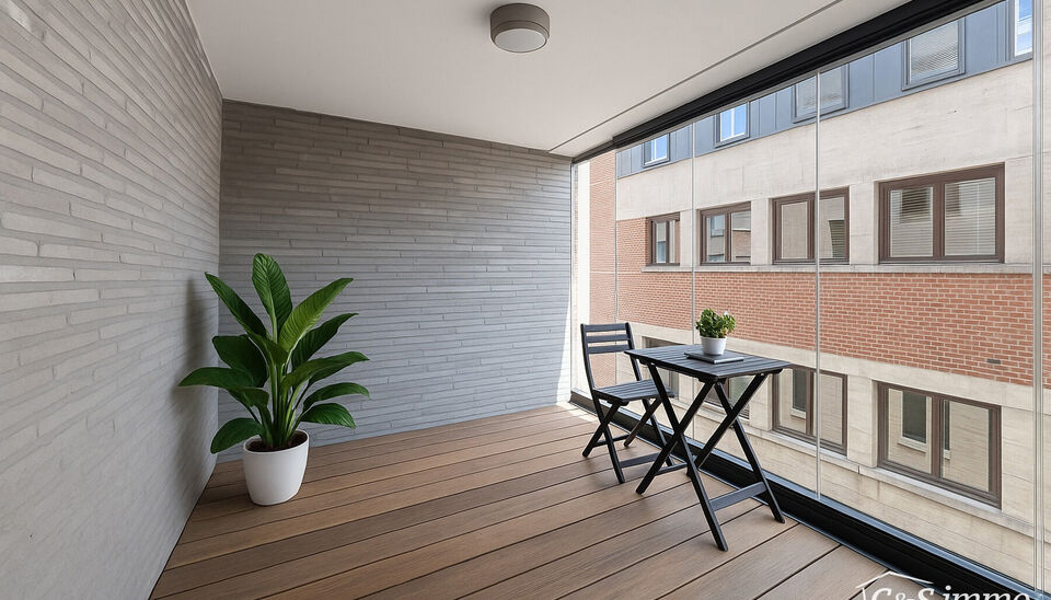 Dit stijlvol afgewerkt studioappartement op de derde verdieping combineert comfort, licht en een topligging op een boogscheut van het MAS en het bruisende Eilandje. 
De leefruimte met open keuken (32 m²) is volledig voorzien van hoogwaardige parketvloere