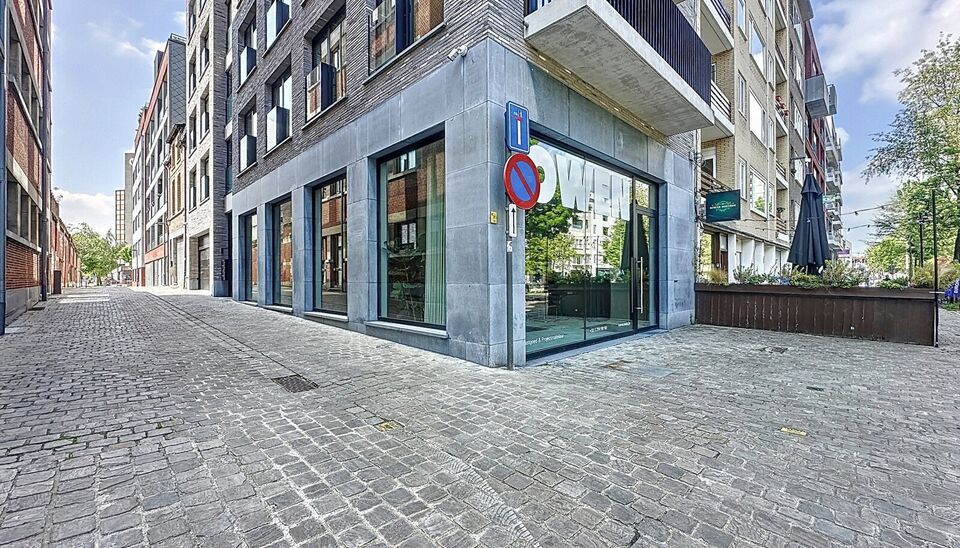 Dit stijlvol afgewerkt studioappartement op de derde verdieping combineert comfort, licht en een topligging op een boogscheut van het MAS en het bruisende Eilandje. 
De leefruimte met open keuken (32 m²) is volledig voorzien van hoogwaardige parketvloere