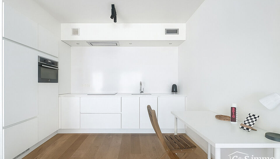 Dit stijlvol afgewerkt studioappartement op de eerste verdieping combineert comfort, licht en een topligging op een boogscheut van het MAS en het bruisende Eilandje. 
De leefruimte met open keuken (32 m&sup2;) is volledig voorzien van hoogwaardige parketvloer