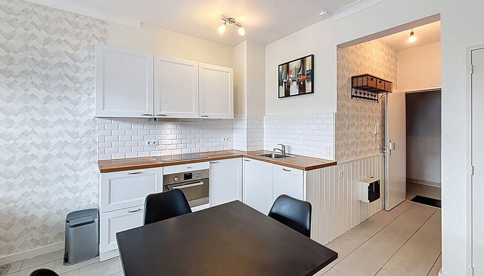 Instapklare, bemeubelde studio vlakbij de Botanische Tuin

Deze lichtrijke studio bevindt zich op een toplocatie, op wandelafstand van de Botanische Tuin, de Oudevaartplaats, het Mechelseplein en de Leopoldplaats.
Bij binnenkomst komt u in de inkomhal, ui