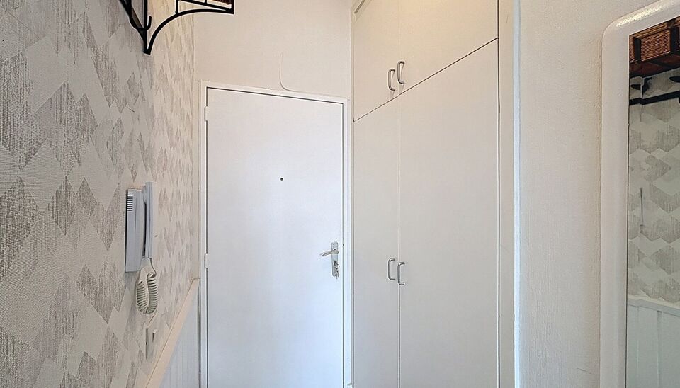 Instapklare, bemeubelde studio vlakbij de Botanische Tuin

Deze lichtrijke studio bevindt zich op een toplocatie, op wandelafstand van de Botanische Tuin, de Oudevaartplaats, het Mechelseplein en de Leopoldplaats.
Bij binnenkomst komt u in de inkomhal, ui