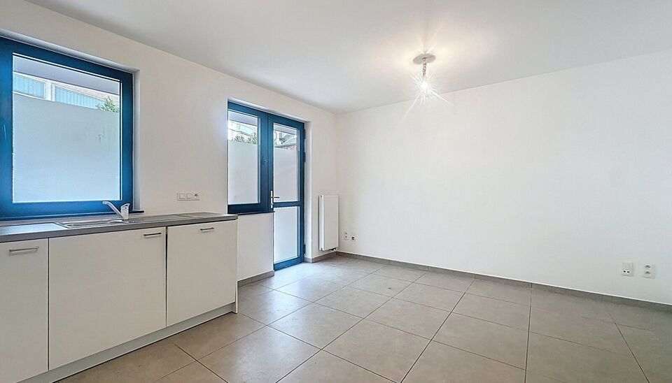Deze prachtig gerenoveerde studio op de gelijkvloerse verdieping is een unieke kans voor wie op zoek is naar comfort, modern wonen &eacute;n een buitenruimte. De woning is volledig vernieuwd en afgewerkt met kwalitatieve materialen, waardoor ze meteen instapkla