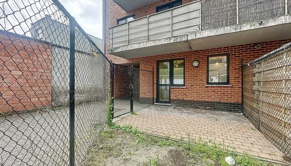 Deze prachtig gerenoveerde studio op de gelijkvloerse verdieping is een unieke kans voor wie op zoek is naar comfort, modern wonen &eacute;n een buitenruimte. De woning is volledig vernieuwd en afgewerkt met kwalitatieve materialen, waardoor ze meteen instapkla