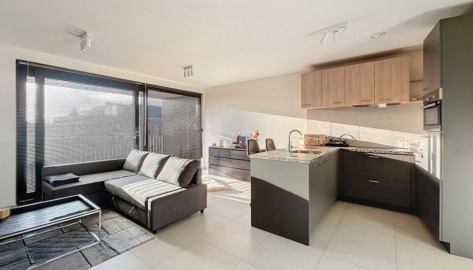 In het centrum van Stabroek is dit nieuwbouw studio-appartement gelegen. Inkomhal met apart toilet. Ruime woon- en eetkamer (ca.40m&sup2;) met een open volledig ge&iuml;nstalleerde keuken (ca.12m&sup2;). Zowel vanuit de keuken en de woonkamer rechtstreeks toegang tot