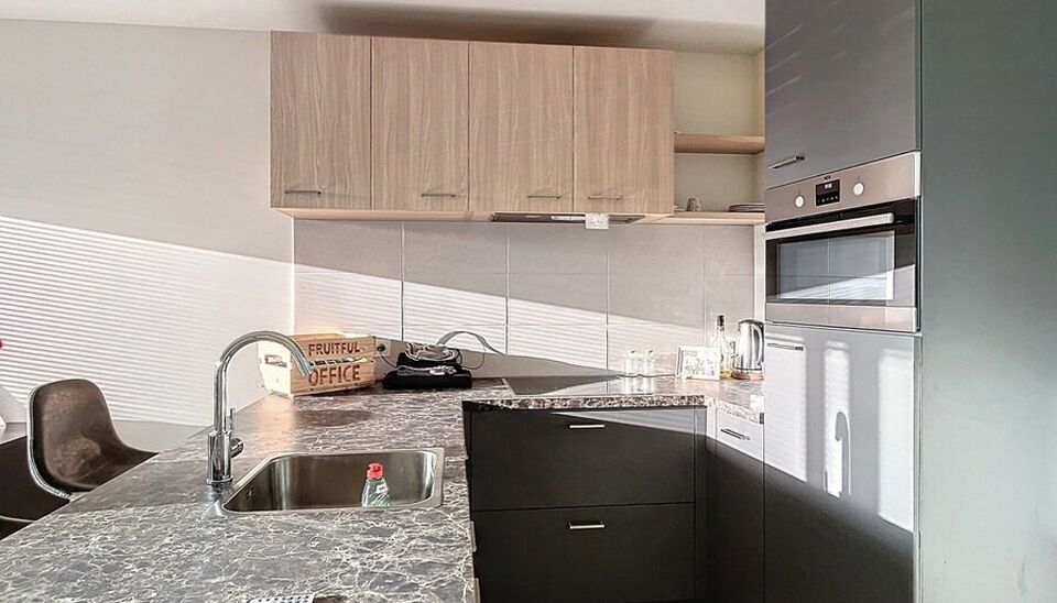 In het centrum van Stabroek is dit nieuwbouw studio-appartement gelegen. Inkomhal met apart toilet. Ruime woon- en eetkamer (ca.40m&sup2;) met een open volledig ge&iuml;nstalleerde keuken (ca.12m&sup2;). Zowel vanuit de keuken en de woonkamer rechtstreeks toegang tot