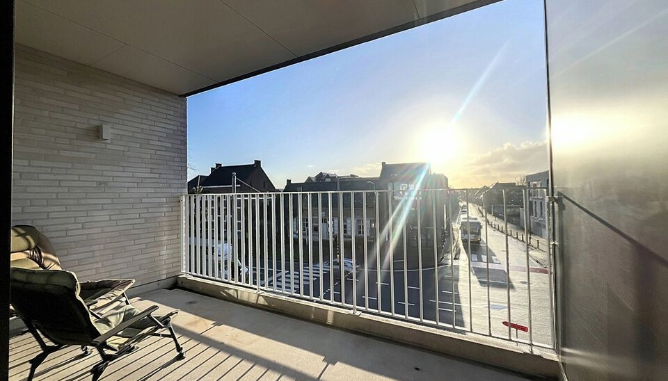 In het centrum van Stabroek is dit nieuwbouw studio-appartement gelegen. Inkomhal met apart toilet. Ruime woon- en eetkamer (ca.40m&sup2;) met een open volledig ge&iuml;nstalleerde keuken (ca.12m&sup2;). Zowel vanuit de keuken en de woonkamer rechtstreeks toegang tot