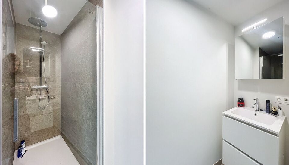 In het centrum van Stabroek is dit nieuwbouw studio-appartement gelegen. Inkomhal met apart toilet. Ruime woon- en eetkamer (ca.40m&sup2;) met een open volledig ge&iuml;nstalleerde keuken (ca.12m&sup2;). Zowel vanuit de keuken en de woonkamer rechtstreeks toegang tot