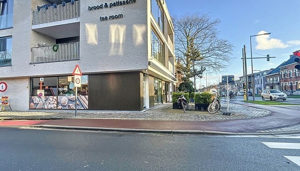 In het centrum van Stabroek is dit nieuwbouw studio-appartement gelegen. Inkomhal met apart toilet. Ruime woon- en eetkamer (ca.40m&sup2;) met een open volledig ge&iuml;nstalleerde keuken (ca.12m&sup2;). Zowel vanuit de keuken en de woonkamer rechtstreeks toegang tot