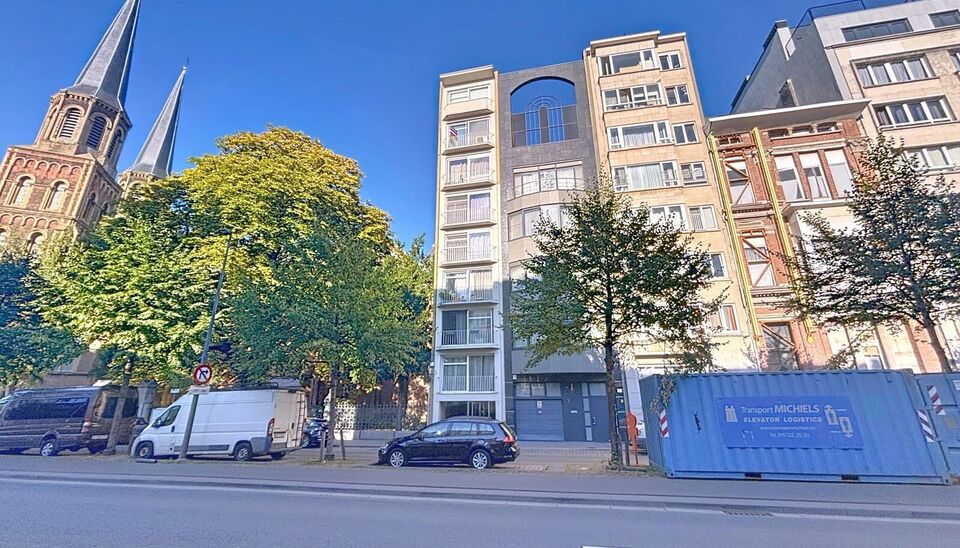 Deze studio ligt vlakbij het stadspark en het mooie Zurenborg en biedt een mooi uitzicht over de stad vanuit de 7e verdieping.
Vanop het zuidwestelijk georiënteerde terras geniet u van een open zicht alsook zijzicht op het park. 
Lichtrijke woonkamer op 