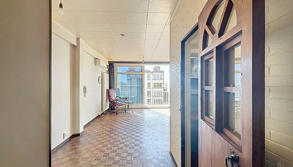 Deze studio ligt vlakbij het stadspark en het mooie Zurenborg en biedt een mooi uitzicht over de stad vanuit de 7e verdieping.
Vanop het zuidwestelijk georiënteerde terras geniet u van een open zicht alsook zijzicht op het park. 
Lichtrijke woonkamer op 