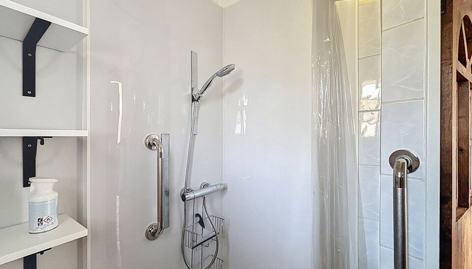 Deze studio ligt vlakbij het stadspark en het mooie Zurenborg en biedt een mooi uitzicht over de stad vanuit de 7e verdieping.
Vanop het zuidwestelijk georiënteerde terras geniet u van een open zicht alsook zijzicht op het park. 
Lichtrijke woonkamer op 