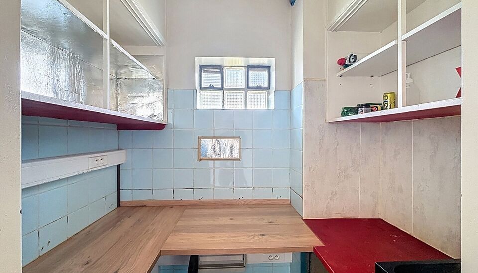 Deze studio ligt vlakbij het stadspark en het mooie Zurenborg en biedt een mooi uitzicht over de stad vanuit de 7e verdieping.
Vanop het zuidwestelijk georiënteerde terras geniet u van een open zicht alsook zijzicht op het park. 
Lichtrijke woonkamer op 