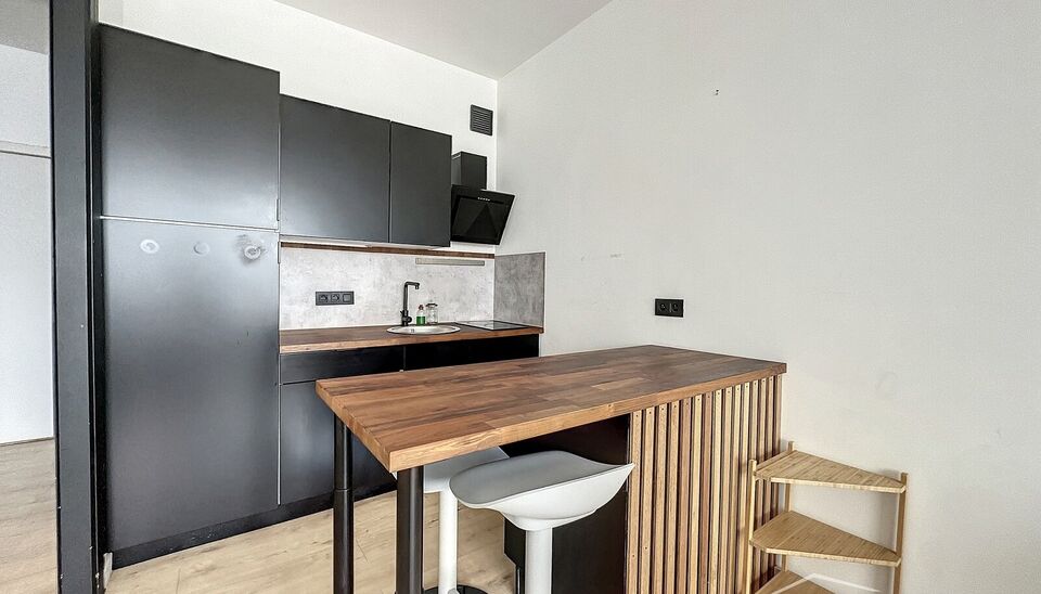 Op zoek naar een interessante investering met meerwaarde? Deze studio met renovatiepotentieel is ideaal gelegen nabij het Centraal Station en op wandelafstand van het bruisende centrum van Antwerpen.

De studio beschikt over een inkomhal met maatkasten, w