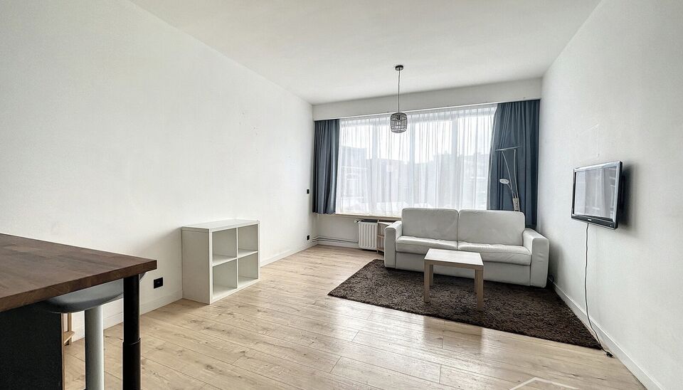 Op zoek naar een interessante investering met meerwaarde? Deze studio met renovatiepotentieel is ideaal gelegen nabij het Centraal Station en op wandelafstand van het bruisende centrum van Antwerpen.

De studio beschikt over een inkomhal met maatkasten, w