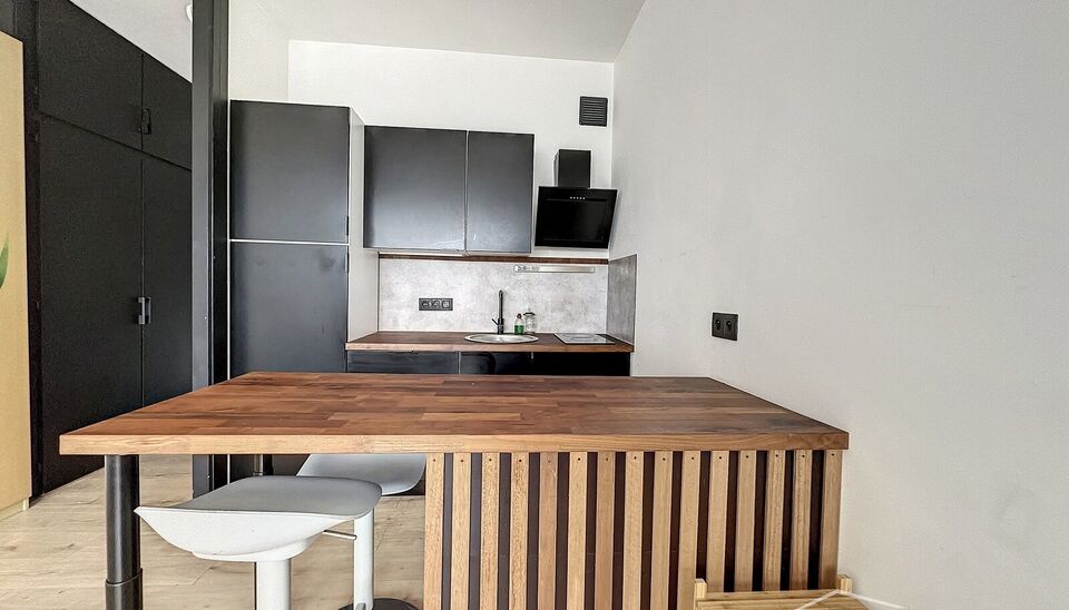 Op zoek naar een interessante investering met meerwaarde? Deze studio met renovatiepotentieel is ideaal gelegen nabij het Centraal Station en op wandelafstand van het bruisende centrum van Antwerpen.

De studio beschikt over een inkomhal met maatkasten, w