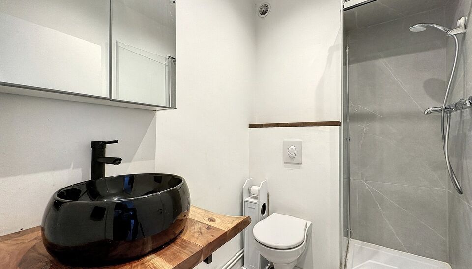 Op zoek naar een interessante investering met meerwaarde? Deze studio met renovatiepotentieel is ideaal gelegen nabij het Centraal Station en op wandelafstand van het bruisende centrum van Antwerpen.

De studio beschikt over een inkomhal met maatkasten, w