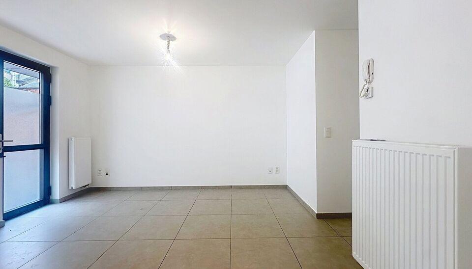 Deze prachtig gerenoveerde studio op de gelijkvloerse verdieping is een unieke kans voor wie op zoek is naar comfort, modern wonen én een buitenruimte. De woning is volledig vernieuwd en afgewerkt met kwalitatieve materialen, waardoor ze meteen instapkla