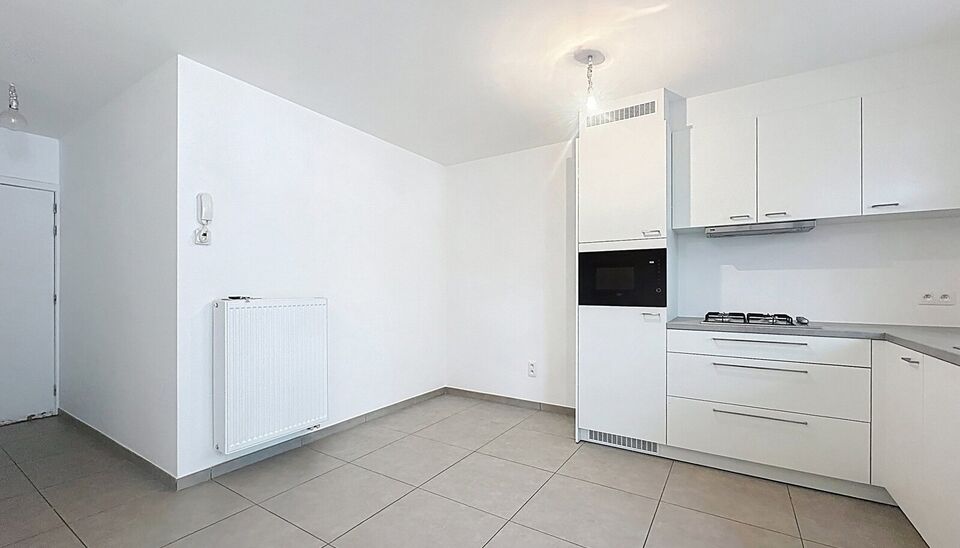 Deze prachtig gerenoveerde studio op de gelijkvloerse verdieping is een unieke kans voor wie op zoek is naar comfort, modern wonen &eacute;n een buitenruimte. De woning is volledig vernieuwd en afgewerkt met kwalitatieve materialen, waardoor ze meteen instapkla