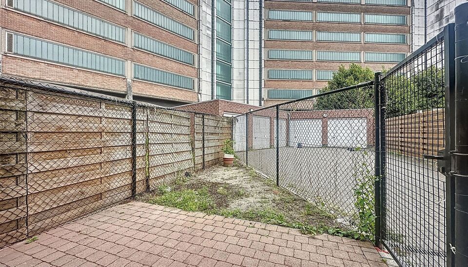 Deze prachtig gerenoveerde studio op de gelijkvloerse verdieping is een unieke kans voor wie op zoek is naar comfort, modern wonen &eacute;n een buitenruimte. De woning is volledig vernieuwd en afgewerkt met kwalitatieve materialen, waardoor ze meteen instapkla