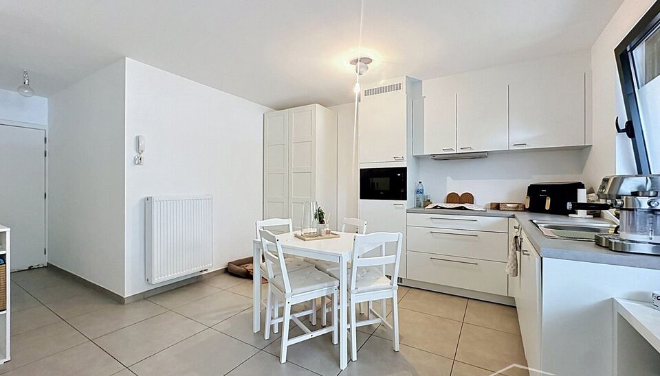 Deze prachtig gerenoveerde studio op de gelijkvloerse verdieping is een unieke kans voor wie op zoek is naar comfort, modern wonen &eacute;n een buitenruimte. De woning is volledig vernieuwd en afgewerkt met kwalitatieve materialen, waardoor ze meteen instapkla