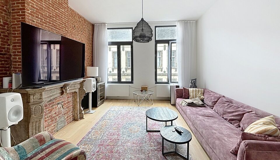 Dit grote authentieke appartement werd volledig gerenoveerd en biedt en zee van ruimte. Pal gelegen in centrum Antwerpen nabij Meir en Operaplein. Via de centrale inkomhal bereikbare je de grote open woonruimte op parket. Deel hiervan is de trendy open in