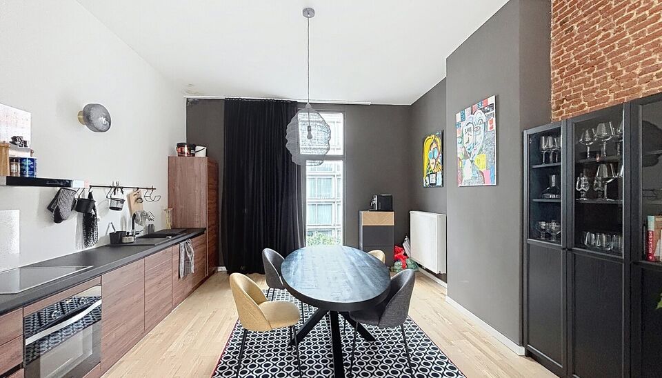 Dit grote authentieke appartement werd volledig gerenoveerd en biedt en zee van ruimte. Pal gelegen in centrum Antwerpen nabij Meir en Operaplein. Via de centrale inkomhal bereikbare je de grote open woonruimte op parket. Deel hiervan is de trendy open in