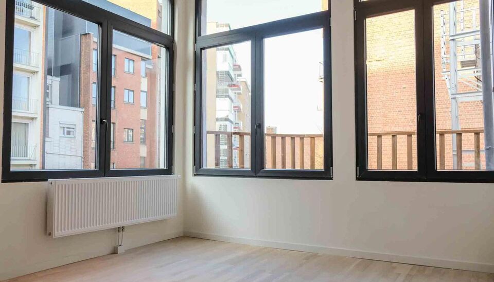 Dit grote authentieke appartement werd volledig gerenoveerd en biedt en zee van ruimte. Pal gelegen in centrum Antwerpen nabij Meir en Operaplein. Via de centrale inkomhal bereikbare je de grote open woonruimte op parket. Deel hiervan is de trendy open in