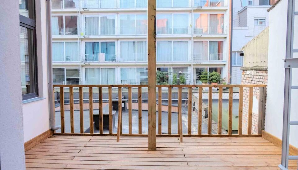 Dit grote authentieke appartement werd volledig gerenoveerd en biedt en zee van ruimte. Pal gelegen in centrum Antwerpen nabij Meir en Operaplein. Via de centrale inkomhal bereikbare je de grote open woonruimte op parket. Deel hiervan is de trendy open in