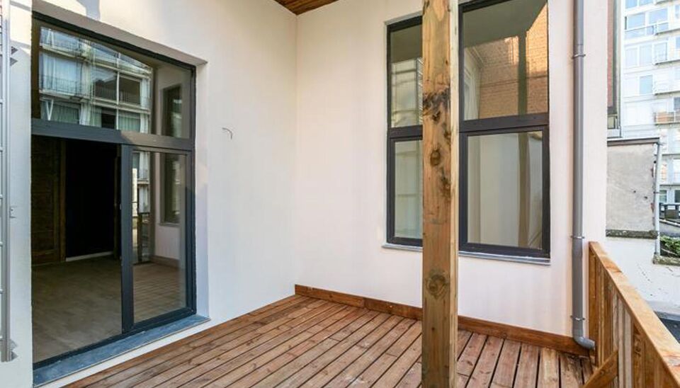 Dit grote authentieke appartement werd volledig gerenoveerd en biedt en zee van ruimte. Pal gelegen in centrum Antwerpen nabij Meir en Operaplein. Via de centrale inkomhal bereikbare je de grote open woonruimte op parket. Deel hiervan is de trendy open in