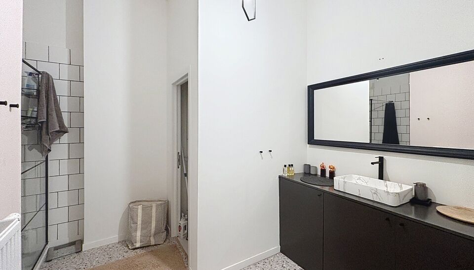 Dit grote authentieke appartement werd volledig gerenoveerd en biedt en zee van ruimte. Pal gelegen in centrum Antwerpen nabij Meir en Operaplein. Via de centrale inkomhal bereikbare je de grote open woonruimte op parket. Deel hiervan is de trendy open in