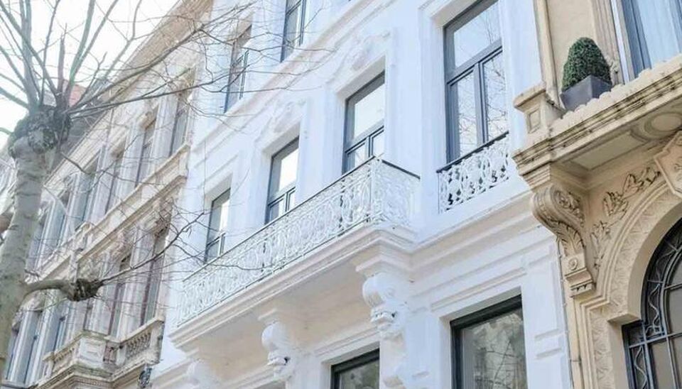 Dit grote authentieke appartement werd volledig gerenoveerd en biedt en zee van ruimte. Pal gelegen in centrum Antwerpen nabij Meir en Operaplein. Via de centrale inkomhal bereikbare je de grote open woonruimte op parket. Deel hiervan is de trendy open in