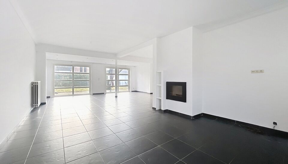 Instapklare villa met vier slaapkamers en een zonnige tuin, gelegen op een gunstige locatie te Vriesdonk.
Via de inkomhal met afzonderlijk toilet en vestiaire betreedt u de woning. Apart bureauruimte (ca. 12 m&sup2;) met ingemaakte kasten. De ruime woon- en e