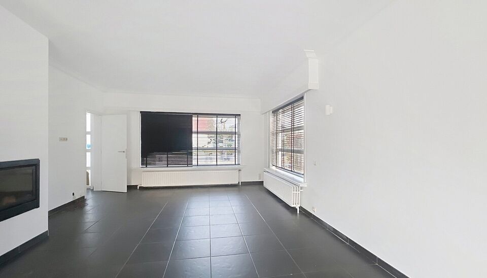 Instapklare villa met vier slaapkamers en een zonnige tuin, gelegen op een gunstige locatie te Vriesdonk.
Via de inkomhal met afzonderlijk toilet en vestiaire betreedt u de woning. Apart bureauruimte (ca. 12 m&sup2;) met ingemaakte kasten. De ruime woon- en e