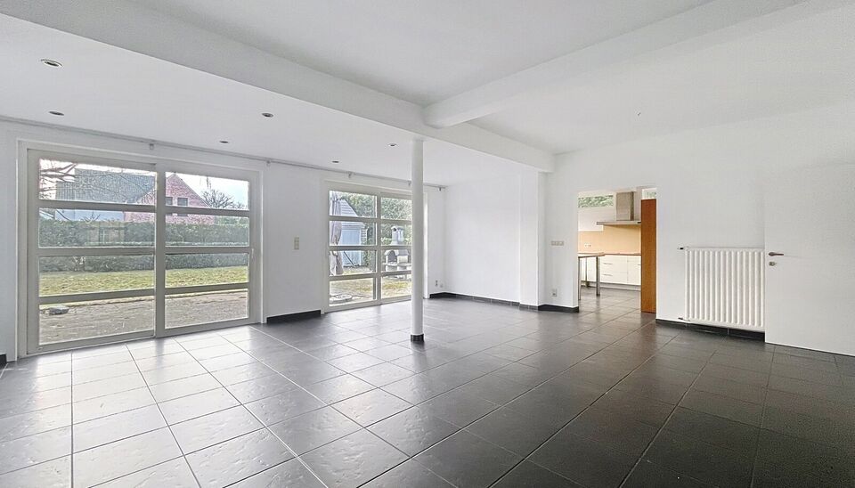 Instapklare villa met vier slaapkamers en een zonnige tuin, gelegen op een gunstige locatie te Vriesdonk.
Via de inkomhal met afzonderlijk toilet en vestiaire betreedt u de woning. Apart bureauruimte (ca. 12 m&sup2;) met ingemaakte kasten. De ruime woon- en e