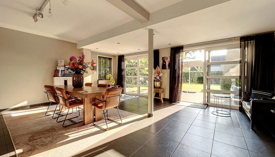 Instapklare villa met vier slaapkamers en een zonnige tuin, gelegen op een gunstige locatie te Vriesdonk.
Via de inkomhal met afzonderlijk toilet en vestiaire betreedt u de woning. Apart bureauruimte (ca. 12 m&sup2;) met ingemaakte kasten. De ruime woon- en e