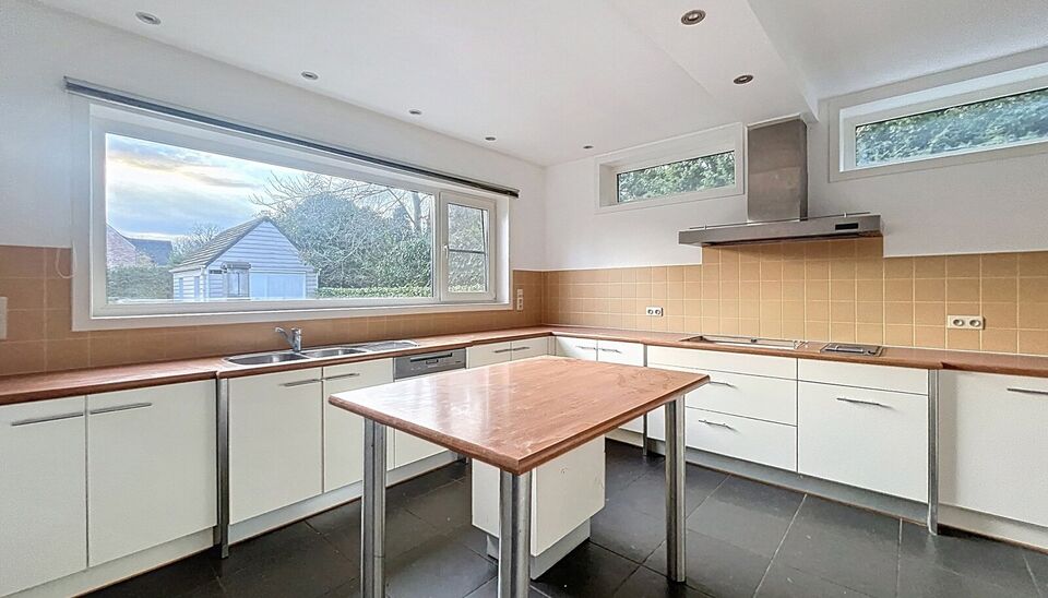 Instapklare villa met vier slaapkamers en een zonnige tuin, gelegen op een gunstige locatie te Vriesdonk.
Via de inkomhal met afzonderlijk toilet en vestiaire betreedt u de woning. Apart bureauruimte (ca. 12 m&sup2;) met ingemaakte kasten. De ruime woon- en e